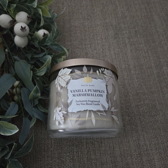 White Barn Vanilla Pumpkin Marshmallow Candle - Picture 2 of 5